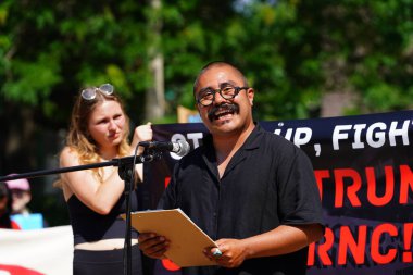 Milwaukee, Wisconsin ABD - 15 Temmuz 2024: Cumhuriyetçi, Donald Trump ve Pro Filistinli protestocular Fiserv Forumu yakınlarındaki Milwaukee, Wisconsin sokaklarında yürüdüler..