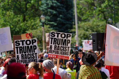 Milwaukee, Wisconsin ABD - 15 Temmuz 2024: Cumhuriyetçi, Donald Trump ve Pro Filistinli protestocular Fiserv Forumu yakınlarındaki Milwaukee, Wisconsin sokaklarında yürüdüler..