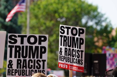 Milwaukee, Wisconsin ABD - 15 Temmuz 2024: Cumhuriyetçi, Donald Trump ve Pro Filistinli protestocular Fiserv Forumu yakınlarındaki Milwaukee, Wisconsin sokaklarında yürüdüler..