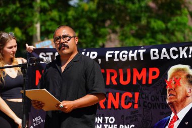Milwaukee, Wisconsin ABD - 15 Temmuz 2024: Cumhuriyetçi, Donald Trump ve Pro Filistinli protestocular Fiserv Forumu yakınlarındaki Milwaukee, Wisconsin sokaklarında yürüdüler..