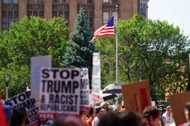 Milwaukee, Wisconsin ABD - 15 Temmuz 2024: Cumhuriyetçi, Donald Trump ve Pro Filistinli protestocular Fiserv Forumu yakınlarındaki Milwaukee, Wisconsin sokaklarında yürüdüler..