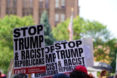 Milwaukee, Wisconsin ABD - 15 Temmuz 2024: Cumhuriyetçi, Donald Trump ve Pro Filistinli protestocular Fiserv Forumu yakınlarındaki Milwaukee, Wisconsin sokaklarında yürüdüler..