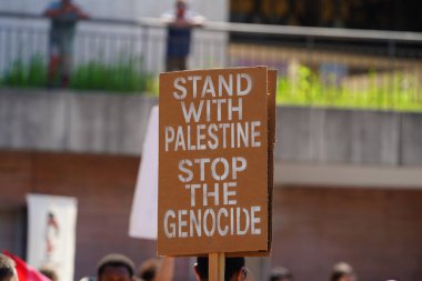 Milwaukee, Wisconsin ABD - 15 Temmuz 2024: Cumhuriyetçi, Donald Trump ve Pro Filistinli protestocular Fiserv Forumu yakınlarındaki Milwaukee, Wisconsin sokaklarında yürüdüler..