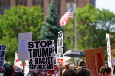 Milwaukee, Wisconsin ABD - 15 Temmuz 2024: Cumhuriyetçi, Donald Trump ve Pro Filistinli protestocular Fiserv Forumu yakınlarındaki Milwaukee, Wisconsin sokaklarında yürüdüler..