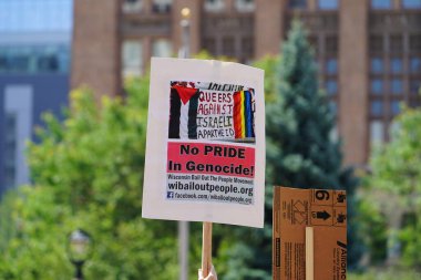 Milwaukee, Wisconsin ABD - 15 Temmuz 2024: Cumhuriyetçi, Donald Trump ve Pro Filistinli protestocular Fiserv Forumu yakınlarındaki Milwaukee, Wisconsin sokaklarında yürüdüler..