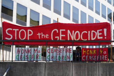 Milwaukee, Wisconsin ABD - 15 Temmuz 2024: Cumhuriyetçi, Donald Trump ve Pro Filistinli protestocular Fiserv Forumu yakınlarındaki Milwaukee, Wisconsin sokaklarında yürüdüler..