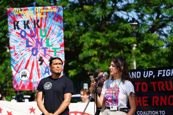 Milwaukee, Wisconsin ABD - 15 Temmuz 2024: Cumhuriyetçi, Donald Trump ve Pro Filistinli protestocular Fiserv Forumu yakınlarındaki Milwaukee, Wisconsin sokaklarında yürüdüler..
