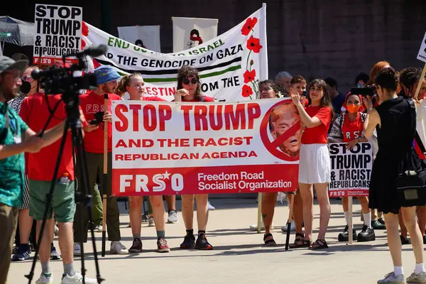Milwaukee, Wisconsin ABD - 15 Temmuz 2024: Cumhuriyetçi, Donald Trump ve Pro Filistinli protestocular Fiserv Forumu yakınlarındaki Milwaukee, Wisconsin sokaklarında yürüdüler..