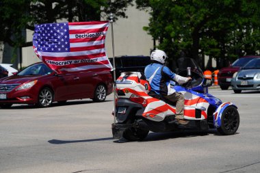 Milwaukee, Wisconsin ABD - 15 Temmuz 2024: Cumhuriyetçi, Donald Trump ve Pro Filistinli protestocular Fiserv Forumu yakınlarındaki Milwaukee, Wisconsin sokaklarında yürüdüler..