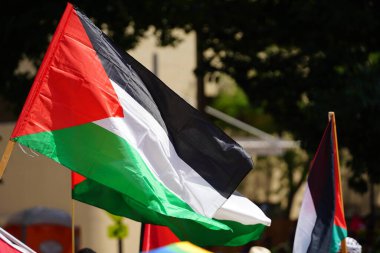 Milwaukee, Wisconsin ABD - 15 Temmuz 2024: Cumhuriyetçi, Donald Trump ve Pro Filistinli protestocular Fiserv Forumu yakınlarındaki Milwaukee, Wisconsin sokaklarında yürüdüler..