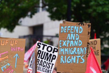 Milwaukee, Wisconsin ABD - 15 Temmuz 2024: Cumhuriyetçi, Donald Trump ve Pro Filistinli protestocular Fiserv Forumu yakınlarındaki Milwaukee, Wisconsin sokaklarında yürüdüler..