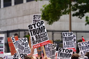 Milwaukee, Wisconsin ABD - 15 Temmuz 2024: Cumhuriyetçi, Donald Trump ve Pro Filistinli protestocular Fiserv Forumu yakınlarındaki Milwaukee, Wisconsin sokaklarında yürüdüler..
