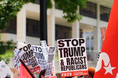 Milwaukee, Wisconsin ABD - 15 Temmuz 2024: Cumhuriyetçi, Donald Trump ve Pro Filistinli protestocular Fiserv Forumu yakınlarındaki Milwaukee, Wisconsin sokaklarında yürüdüler..