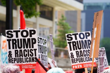 Milwaukee, Wisconsin ABD - 15 Temmuz 2024: Cumhuriyetçi, Donald Trump ve Pro Filistinli protestocular Fiserv Forumu yakınlarındaki Milwaukee, Wisconsin sokaklarında yürüdüler..