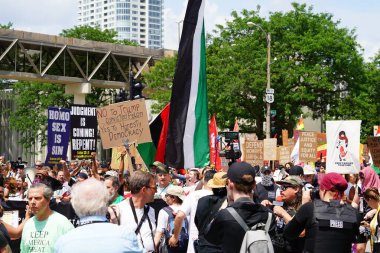 Milwaukee, Wisconsin ABD - 15 Temmuz 2024: Cumhuriyetçi, Donald Trump ve Pro Filistinli protestocular Fiserv Forumu yakınlarındaki Milwaukee, Wisconsin sokaklarında yürüdüler..