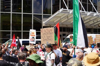 Milwaukee, Wisconsin ABD - 15 Temmuz 2024: Cumhuriyetçi, Donald Trump ve Pro Filistinli protestocular Fiserv Forumu yakınlarındaki Milwaukee, Wisconsin sokaklarında yürüdüler..