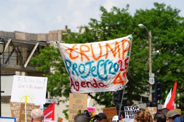 Milwaukee, Wisconsin ABD - 15 Temmuz 2024: Cumhuriyetçi, Donald Trump ve Pro Filistinli protestocular Fiserv Forumu yakınlarındaki Milwaukee, Wisconsin sokaklarında yürüdüler..