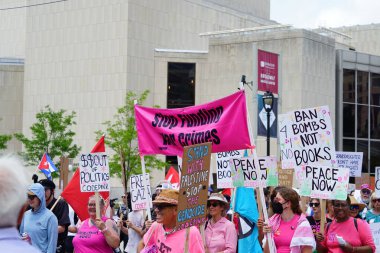 Milwaukee, Wisconsin ABD - 15 Temmuz 2024: Cumhuriyetçi, Donald Trump ve Pro Filistinli protestocular Fiserv Forumu yakınlarındaki Milwaukee, Wisconsin sokaklarında yürüdüler..