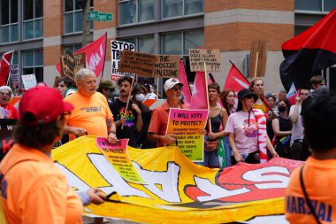 Milwaukee, Wisconsin ABD - 15 Temmuz 2024: Cumhuriyetçi, Donald Trump ve Pro Filistinli protestocular Fiserv Forumu yakınlarındaki Milwaukee, Wisconsin sokaklarında yürüdüler..