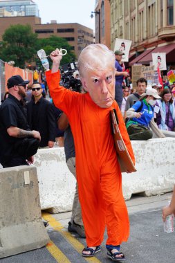 Milwaukee, Wisconsin ABD - 15 Temmuz 2024: Cumhuriyetçi, Donald Trump ve Pro Filistinli protestocular Fiserv Forumu yakınlarındaki Milwaukee, Wisconsin sokaklarında yürüdüler..