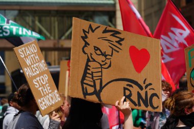 Milwaukee, Wisconsin ABD - 15 Temmuz 2024: Cumhuriyetçi, Donald Trump ve Pro Filistinli protestocular Fiserv Forumu yakınlarındaki Milwaukee, Wisconsin sokaklarında yürüdüler..