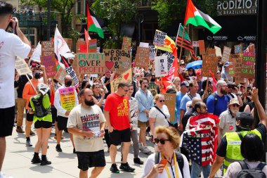 Milwaukee, Wisconsin ABD - 15 Temmuz 2024: Cumhuriyetçi, Donald Trump ve Pro Filistinli protestocular Fiserv Forumu yakınlarındaki Milwaukee, Wisconsin sokaklarında yürüdüler..