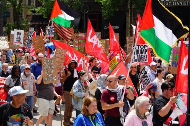 Milwaukee, Wisconsin ABD - 15 Temmuz 2024: Cumhuriyetçi, Donald Trump ve Pro Filistinli protestocular Fiserv Forumu yakınlarındaki Milwaukee, Wisconsin sokaklarında yürüdüler..
