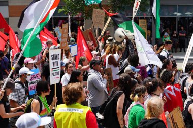 Milwaukee, Wisconsin ABD - 15 Temmuz 2024: Cumhuriyetçi, Donald Trump ve Pro Filistinli protestocular Fiserv Forumu yakınlarındaki Milwaukee, Wisconsin sokaklarında yürüdüler..