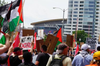 Milwaukee, Wisconsin ABD - 15 Temmuz 2024: Cumhuriyetçi, Donald Trump ve Pro Filistinli protestocular Fiserv Forumu yakınlarındaki Milwaukee, Wisconsin sokaklarında yürüdüler..