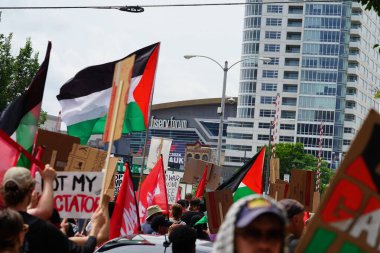Milwaukee, Wisconsin ABD - 15 Temmuz 2024: Cumhuriyetçi, Donald Trump ve Pro Filistinli protestocular Fiserv Forumu yakınlarındaki Milwaukee, Wisconsin sokaklarında yürüdüler..