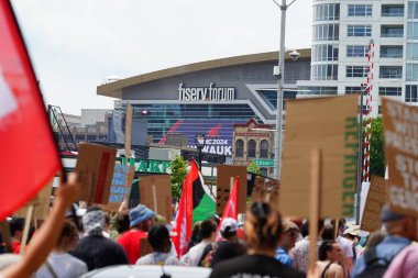 Milwaukee, Wisconsin ABD - 15 Temmuz 2024: Cumhuriyetçi, Donald Trump ve Pro Filistinli protestocular Fiserv Forumu yakınlarındaki Milwaukee, Wisconsin sokaklarında yürüdüler..