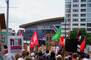 Milwaukee, Wisconsin ABD - 15 Temmuz 2024: Cumhuriyetçi, Donald Trump ve Pro Filistinli protestocular Fiserv Forumu yakınlarındaki Milwaukee, Wisconsin sokaklarında yürüdüler..