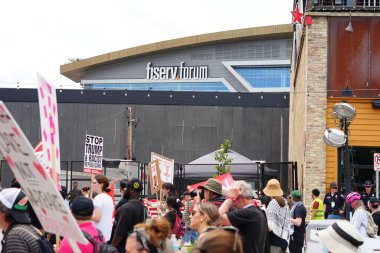 Milwaukee, Wisconsin ABD - 15 Temmuz 2024: Cumhuriyetçi, Donald Trump ve Pro Filistinli protestocular Fiserv Forumu yakınlarındaki Milwaukee, Wisconsin sokaklarında yürüdüler..