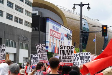 Milwaukee, Wisconsin ABD - 15 Temmuz 2024: Cumhuriyetçi, Donald Trump ve Pro Filistinli protestocular Fiserv Forumu yakınlarındaki Milwaukee, Wisconsin sokaklarında yürüdüler..