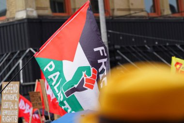 Milwaukee, Wisconsin ABD - 15 Temmuz 2024: Cumhuriyetçi, Donald Trump ve Pro Filistinli protestocular Fiserv Forumu yakınlarındaki Milwaukee, Wisconsin sokaklarında yürüdüler..