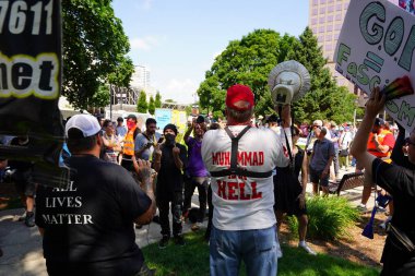 Milwaukee, Wisconsin ABD - 15 Temmuz 2024: Cumhuriyetçi, Donald Trump ve Pro Filistinli protestocular Fiserv Forumu yakınlarındaki Milwaukee, Wisconsin sokaklarında yürüdüler..