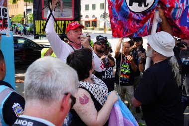 Milwaukee, Wisconsin ABD - 15 Temmuz 2024: Cumhuriyetçi, Donald Trump ve Pro Filistinli protestocular Fiserv Forumu yakınlarındaki Milwaukee, Wisconsin sokaklarında yürüdüler..