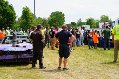 Fond du Lac, Wisconsin ABD - 21 Temmuz 2024: Hollywood Motorsports Entertainment, Fond du Lac Fuarı 'nda her yıl patlayan araba kazası için pençelerini tuttu.