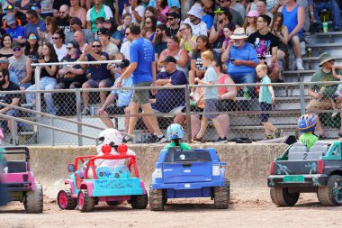 Fond du Lac, Wisconsin ABD - 21 Temmuz 2024: Hollywood Motor Sporları Eğlence Fuarı 'nda çocukların kullandığı güç tekerlekleri.