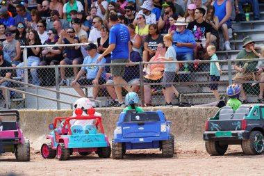 Fond du Lac, Wisconsin ABD - 21 Temmuz 2024: Hollywood Motor Sporları Eğlence Fuarı 'nda çocukların kullandığı güç tekerlekleri.