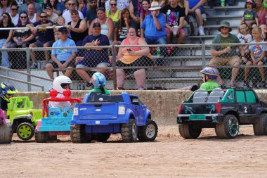 Fond du Lac, Wisconsin ABD - 21 Temmuz 2024: Hollywood Motor Sporları Eğlence Fuarı 'nda çocukların kullandığı güç tekerlekleri.