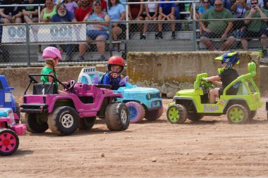 Fond du Lac, Wisconsin ABD - 21 Temmuz 2024: Hollywood Motor Sporları Eğlence Fuarı 'nda çocukların kullandığı güç tekerlekleri.
