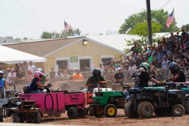 Fond du Lac, Wisconsin ABD - 21 Temmuz 2024: Çim biçme makinesi yıkım derbisi Fond du Lac Fuarında Paws for the Cause için düzenlenen Hollywood Motor Sporları Derbi etkinliğinde gerçekleşti.