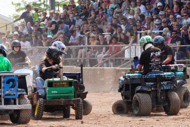 Fond du Lac, Wisconsin ABD - 21 Temmuz 2024: Çim biçme makinesi yıkım derbisi Fond du Lac Fuarında Paws for the Cause için düzenlenen Hollywood Motor Sporları Derbi etkinliğinde gerçekleşti.