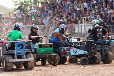 Fond du Lac, Wisconsin ABD - 21 Temmuz 2024: Çim biçme makinesi yıkım derbisi Fond du Lac Fuarında Paws for the Cause için düzenlenen Hollywood Motor Sporları Derbi etkinliğinde gerçekleşti.