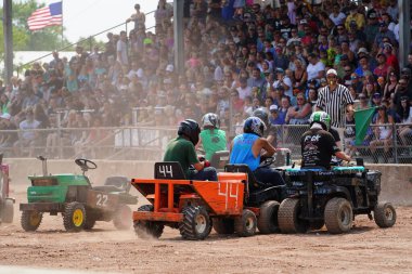 Fond du Lac, Wisconsin ABD - 21 Temmuz 2024: Çim biçme makinesi yıkım derbisi Fond du Lac Fuarında Paws for the Cause için düzenlenen Hollywood Motor Sporları Derbi etkinliğinde gerçekleşti.