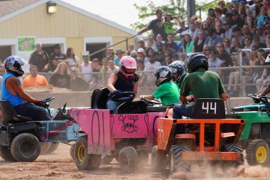 Fond du Lac, Wisconsin ABD - 21 Temmuz 2024: Çim biçme makinesi yıkım derbisi Fond du Lac Fuarında Paws for the Cause için düzenlenen Hollywood Motor Sporları Derbi etkinliğinde gerçekleşti.