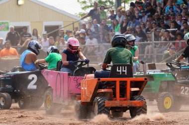 Fond du Lac, Wisconsin ABD - 21 Temmuz 2024: Çim biçme makinesi yıkım derbisi Fond du Lac Fuarında Paws for the Cause için düzenlenen Hollywood Motor Sporları Derbi etkinliğinde gerçekleşti.