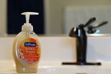 Fond du Lac, Wisconsin USA - 20 Temmuz 2024: Bir şişe Soft sabun Süt ve Bal antibakteriyel el sabunu banyo tezgahında duruyor.