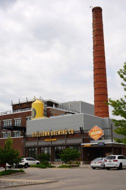 Green Bay, Wisconsin USA - 4 Ağustos 2024: Titletown Brewing Company 'nin bar ve restoran inşaatı.